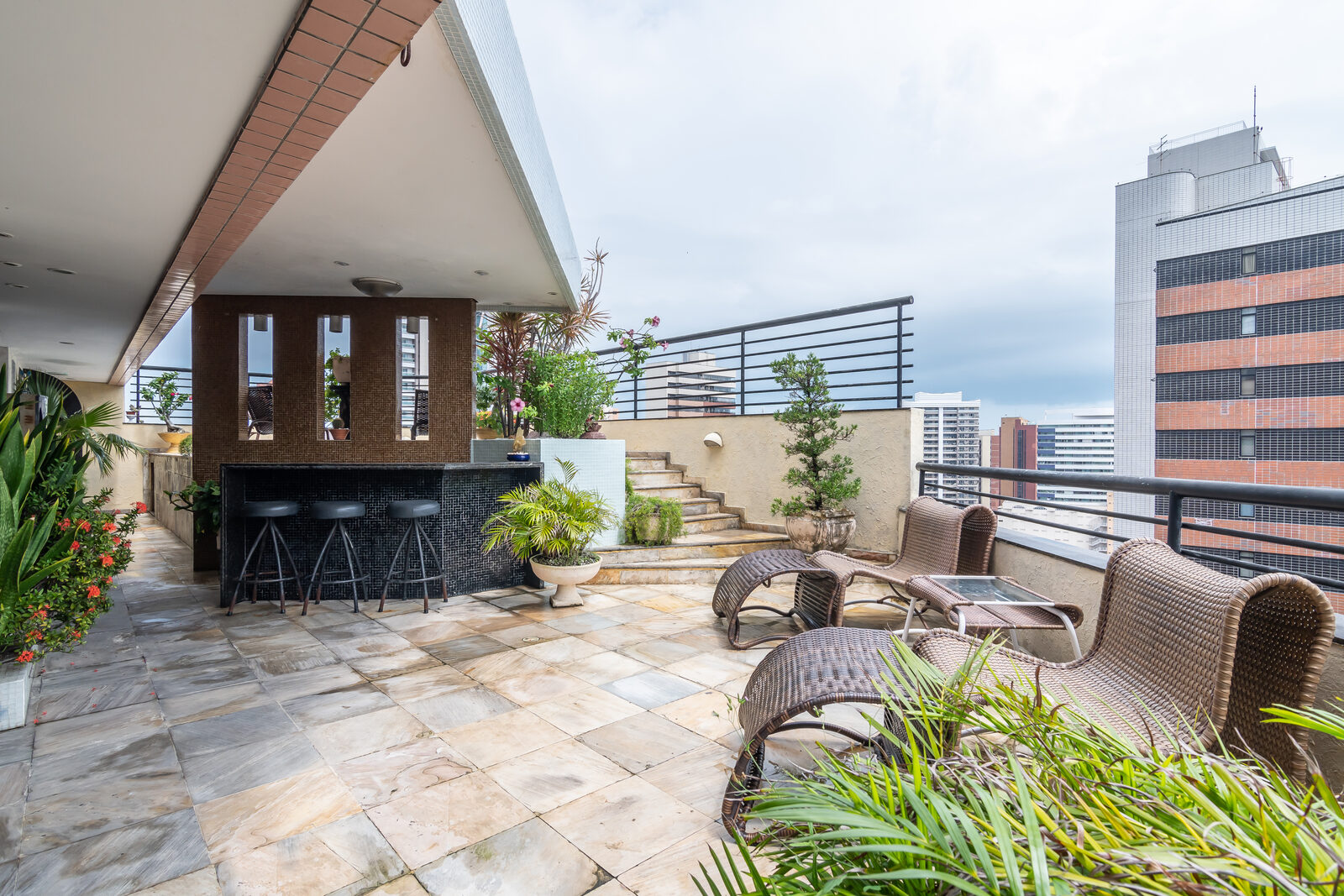Cobertura antes — terraço com bar