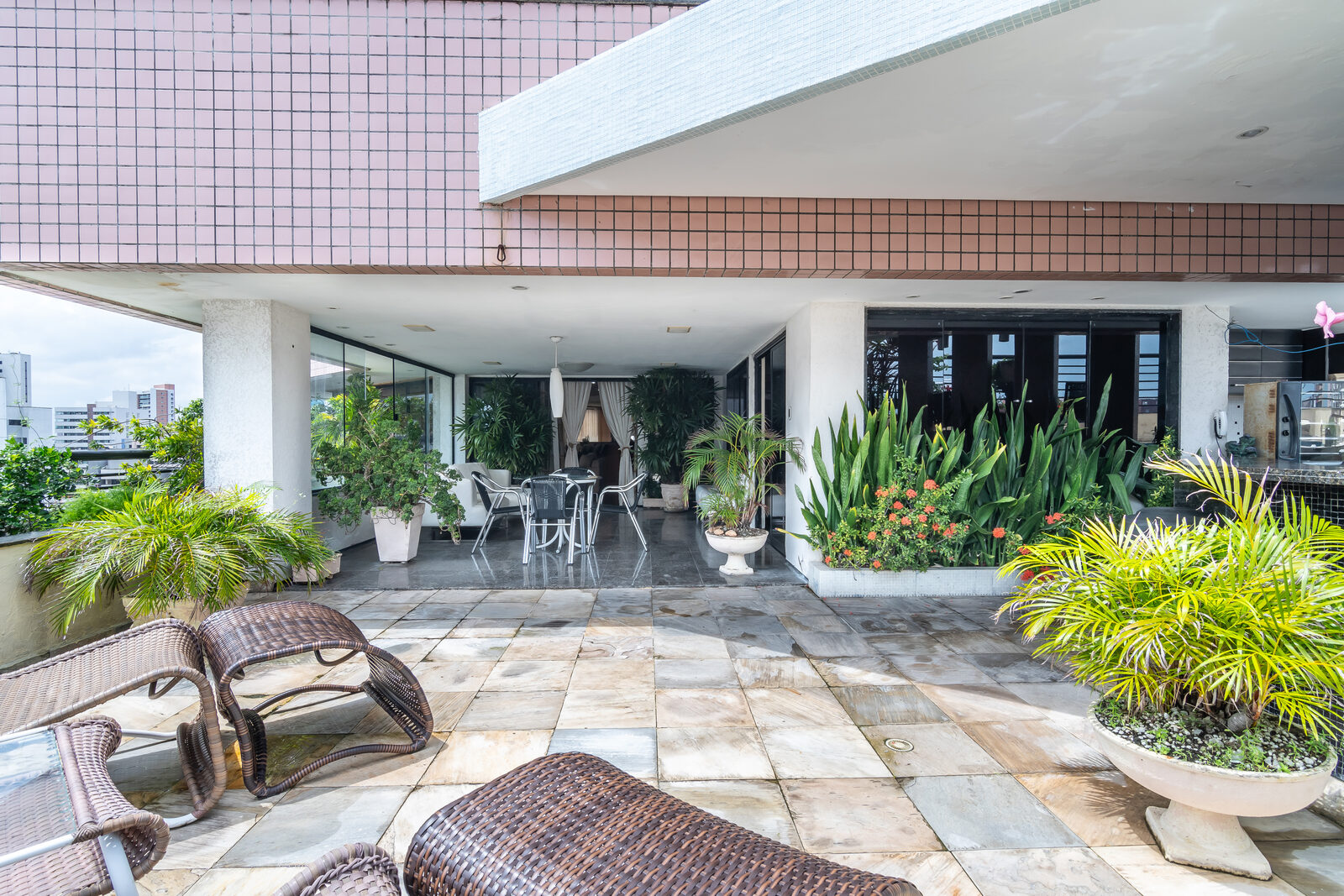 Cobertura antes — terraço amplo