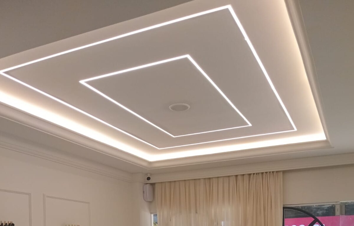 Detalhe de sanca dupla com iluminação LED embutida