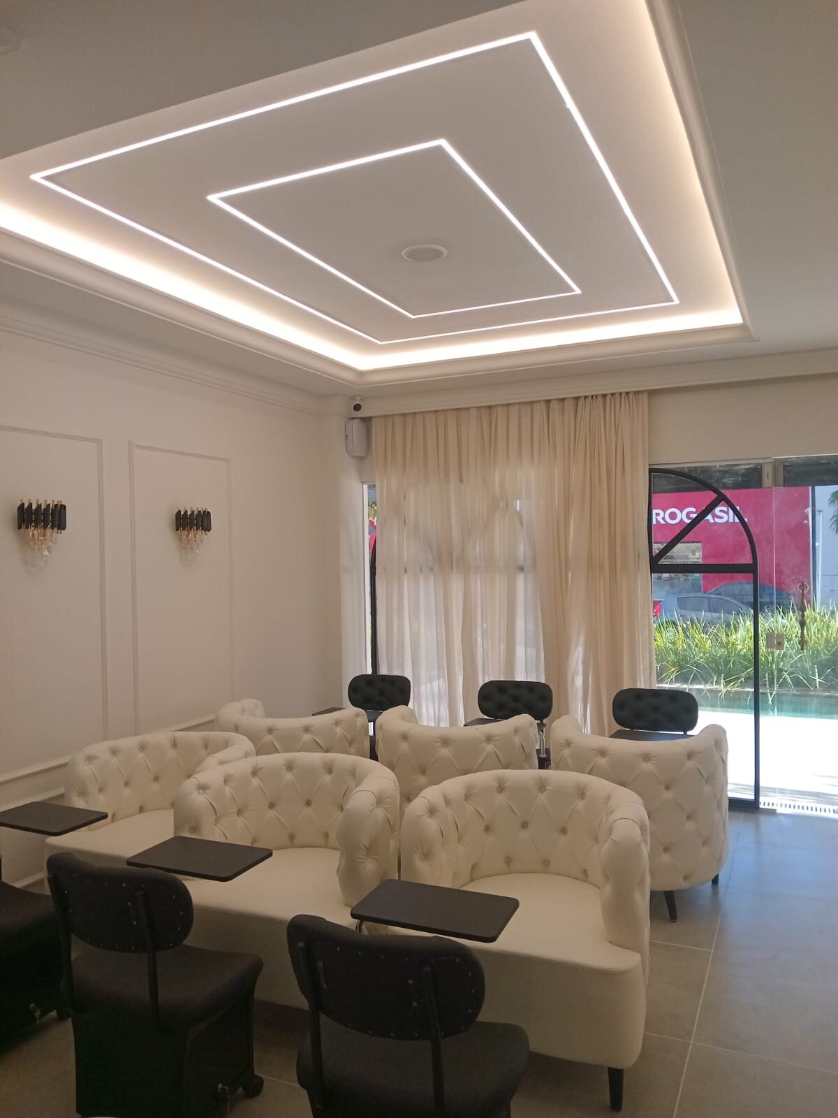 Pintura e boiseries em salão comercial